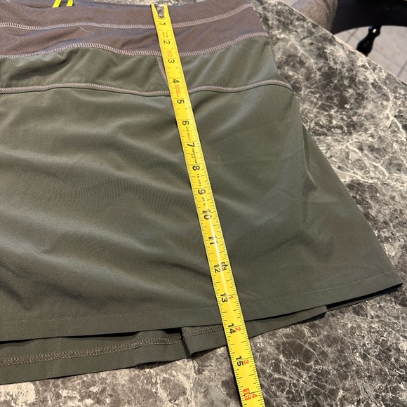 Athleta gray slightly flared skort with built in shorts… Hidden back pocket.. XL - Picture 12 of 14